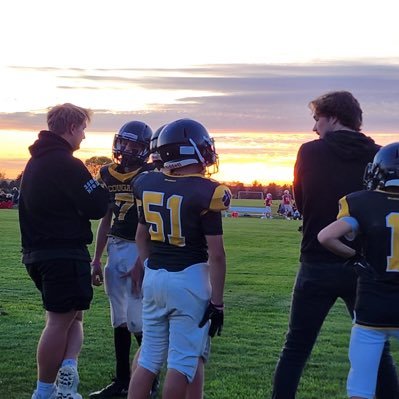 ⚫️🟡 Mankato East Highschool🟡⚫️ 51# |class of 2029| |5’6 140lbs| |Defensive end| |prairie wind’s middle school| |7th grade| |fluent in Spanish|