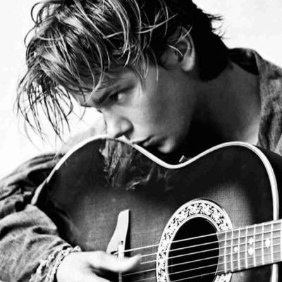 “i can find my way home pretty easily” ‧₊˚🎶 ✩ ₊˚🎧⊹ ♡ ೄྀ࿐ ˊˎ- pictures/videos of river phoenix daily