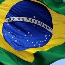Bandeiras Para Mastro reforçadas com exclusivo sistema antidesfiamento causado pelos ventos extremos e com isso a durabilidade almenta em até 3 x mais.