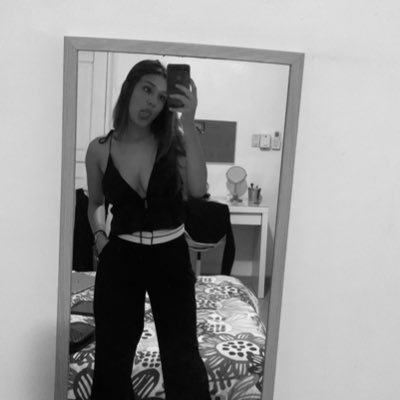 lils1nterludee's profile picture. had to get surgery 4 my leg cause i couldn't stand u hoes