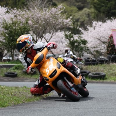 グランドアクシスとジョグでスクーターレースやってます。たまにNSR50でのんびりと。秋ケ瀬、茂原メインで走ってます。
フィンスイミングのマスターズ日本代表だったりもします。