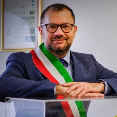 Sindaco di Matera (M5S). 
Padre e marito. Docente in ICT per i beni culturali.