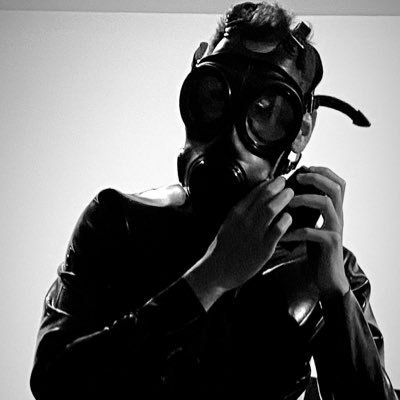 Paris 🇫🇷📍| 28 years old | I enjoy Latex, Neoprene, Bondage &  Gas Mask 🖤 | In vanilla, I like 🚺