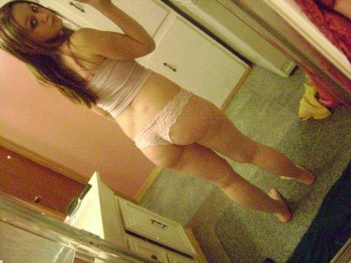 just tweeting random n00dzz n pics of hot girls  follow if u like. feel free to send ur pics to urn00dz@gmail.com
