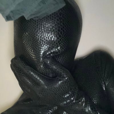 ゼンタイやレザーなどぴっちりしたものが好きです。リアルもできる方いたら是非お願いします。dm気軽にお待ちしています! 174/59/24