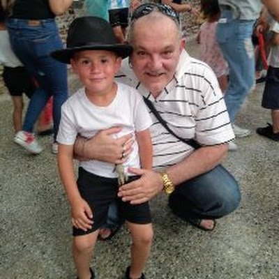 Trabajador social. Peronista. Abuelo feliz de Guadalupe y Santino. Padre de Cecilio. Enamorado de Argentina