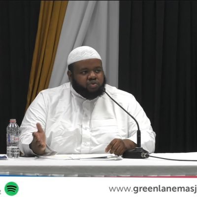 ٠ خريج كلية الشريعة - جامعة القصيم • طالب الماجستير •مؤسس معهد التأصيل بلندن حسابي بالإنجليزي @abunaasihoon