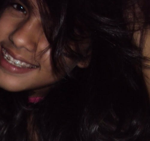 uma menina feliz e alegre