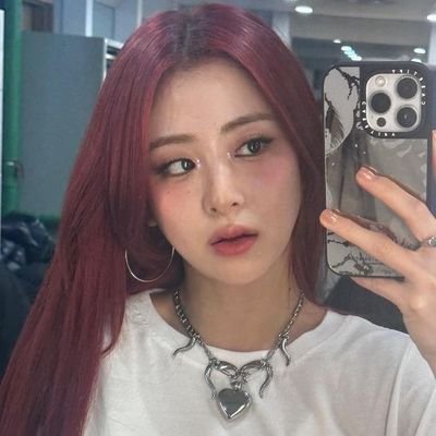 prendendo a respiração até a yunjin pintar o cabelo de rosa