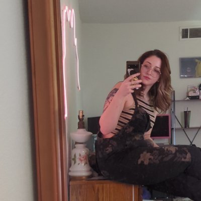 hxndgxns's profile picture. helen keller denier