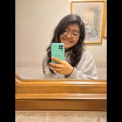 AngelaaL219's profile picture. Siempre en busca de una canción de fondo. 
Guinda y Blanco ¡Huelum! Verde también🥋
Fan de caminar, mis amigos, geografía, 🎶 
Auryn Moderatto BTR 😎❤💥 SK red