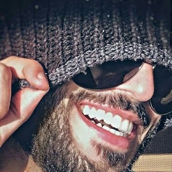 الصمتُ أصدقُ إنباءً من الردِّ
في جنبِه الرعبُ بين الضربِ والصدِّ
