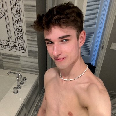 18+ | just a kinky 🇩🇪 gaming twink enjoying life 👾 visit my OF for mooore 👀