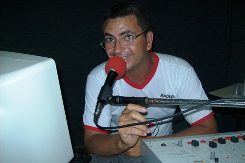 Cubatiense,, pai de Luan e Fernando,, filho de Dedé Ernesto e Terezinha, servidor público, político, poeta e apresentador SOM DA TERRA na nossa Rádio Difusora