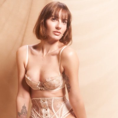 Professional Art Model ✨️ Fine art, Fashion, Fetish, Lingerié & Portrait 🤍 Sydney 🇦🇺
IG: @ ivy.rose.raven 
Beem: ivyroseraven