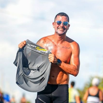 Corro, faço musculação e Crossfit, mas nao tenho shape.
A melhor parte de mim é que sou Pai de Bernardo, Guilherme e Helena.