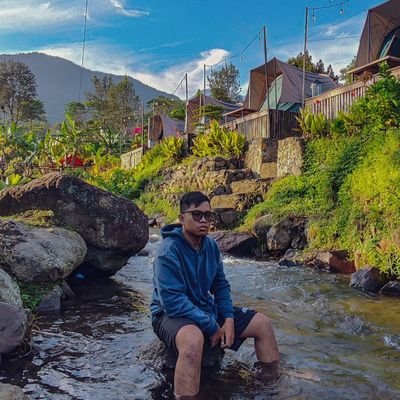 Lulusan Pendidikan yang 'tersesat' dalam karir, hobi dan kemampuan.
Kami tidak pernah meragukan tamu meski permintaannya aneh-aneh.
IG: @fesbukhanali