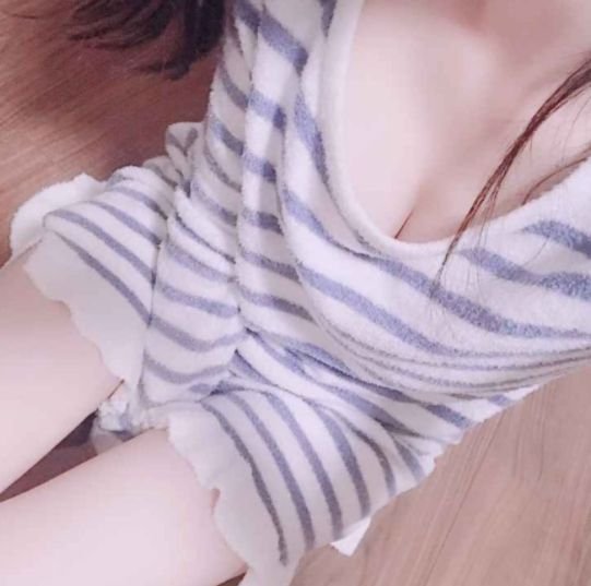 20歳/156せんち/Gcup/あぱれる店員/えろ経験少/フォローしてくれたらDMします😚