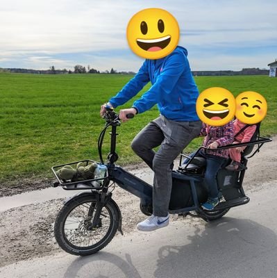 Autofahren ist ein Privileg, sich per Muskelkraft fortzubewegen ein Recht.

Familienvater. Ingenieur. Musiker. #Scheißradfahrer.