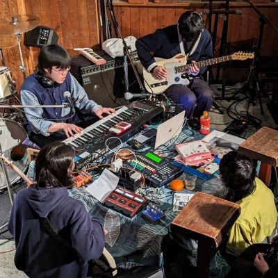 浮気なヴァカ(2023-)は、日本の音楽グループ 名古屋市の南山大学で結成。 地図帳を拡げたり、ピアノに登るなどの特殊な手法を用いてオンガクすることで知られている。