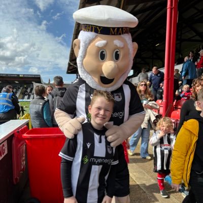 registered veterinary nurse! Deputy Nurse Manager. Mum to two gorgeous boys who are my world 🌎 passionate about fundraising. Grimsby Town FC supporter!