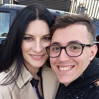 Facebook = Laura Pausini World Tour

   Instagram = @laurapausiniworldtour