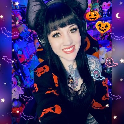 🏳️‍🌈She/They 💜Twitch 🎃Pumpkin Queen 🎮Gaming 🎨Art ✧:*˚ Powered by caffeine, anime & anxiety*˚:✧｡ 🖤Live Mon/Wed/Thurs/Sun 5pm pst🖤