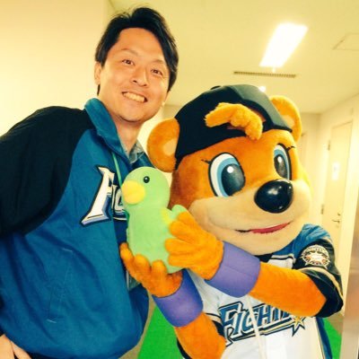 北海道日本ハムファイターズ・鎌ヶ谷スタジアムの元球団スタッフ＆元実況アナ。イベント、展示会MC、ウェビナーナビゲーター、アローレ八王子スタジアムDJ。野球実況（高校・大学・社会人）・サッカー実況・ボート・オートレースの実況、番組司会/ご依頼・ご相談はDM、またはHPへお願い致します。