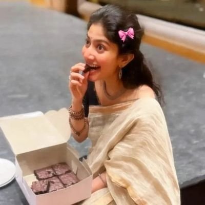 this little soul says Life is beautiful bs hasna aur hasana aana chahiye 🫶🏻✨