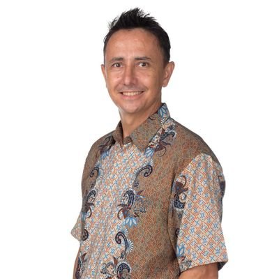 I am a primary to middle school STEAM (Science, Technology, Engineering, Arts and Mathematics) teacher and PhD researcher of inclusive STEM education.