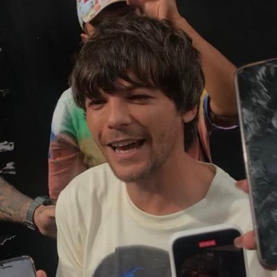 06/04/24 - me saque foto con louis, me tocó la mano, me miró y me sonrió😭❤️‍🩹