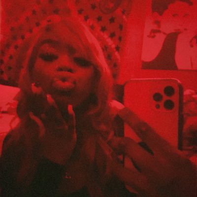 👩🏾❤️💋👩🏾 | Singer. | Songwriter. | Creative Director. |