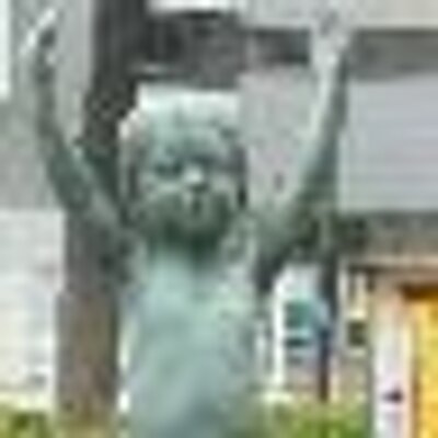 チタン オーランド マジックのマスコットキャラの名前はスタッフ Stuff というらしい 広島カープ のスラィリーと非常に似ている ちなみに 調べたら スラィリーはmlbのフィリーズのマスコットと似ていて それはデザインした会社が同じらしい