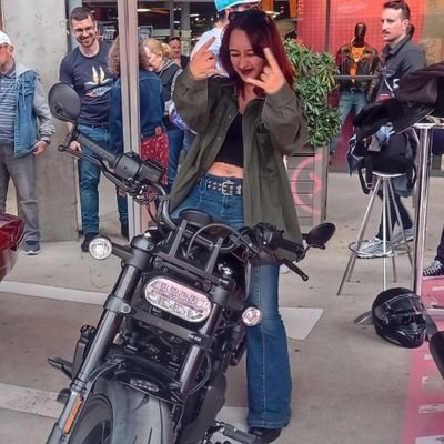 anya_is_offline's profile picture. ✩°｡⋆⸜ 🎧✮