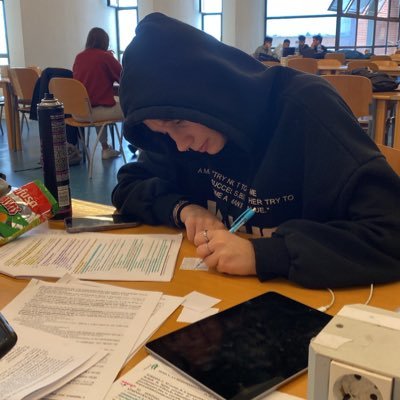 en mi tiempo libre miro apuntes // embeces soy graciosa