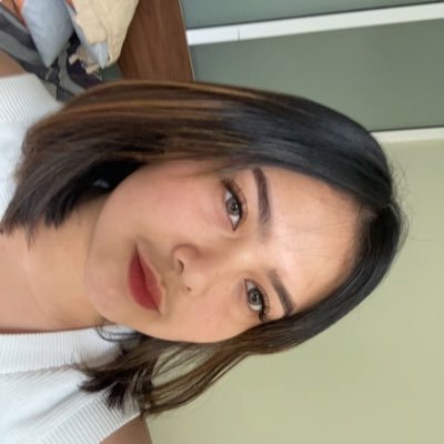 janineonaaa's profile picture. 