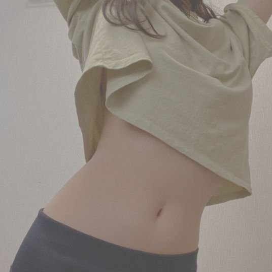 21歳/152cm/Cカップ/えすててぃしゃん/M気質/ふぉろーしてくれたらDMしますね😚