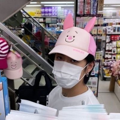 #BLOO 's fav smile ⋆.˚ ☾⭒.˚
동네 음악덕후 ⋆˚✿˖°
22yo • she/they • blk 🇩🇪🇺🇸(+🇰🇷)
fan acc but mostly a mess 🌷 you can always grow back ✨