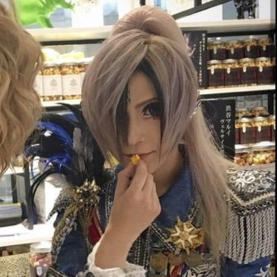 •Artist☆ °TERUS N1 FAN♡!! •Versailles Acc♡ °Versailles, hizaki, lareine, KAMIJO, hide, and Jupiter!! •Maybe other vkei!! 🥀