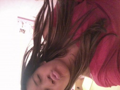 Onde ela passa ela chama attenção ,e a rapaziada quebrando o pescoço ♪♪1 :] .    Ella é imposivel que novinhÁ tterrivel  ♪♫ (: