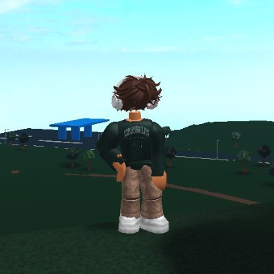 i make speedbuilds on bloxburg // 13 // pls follow for content!! // so far 18 subs