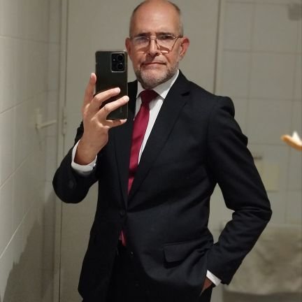 dvelazco125uy's profile picture. PIENSA MENOS...BESA MAS.  Humanista, liberal y políticamente incorrecto. Un pasional sin remedio.