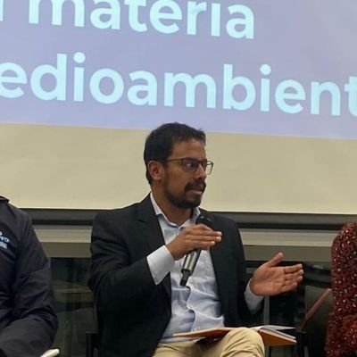 Politólogo Uniandino Máster en DI DIH DDHH, Excandidato al Concejo de Bogotá.
