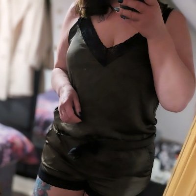I'm into kinks and toys explore, I'm a masseuse and you can book my service to play with my toys 🥰🥰
