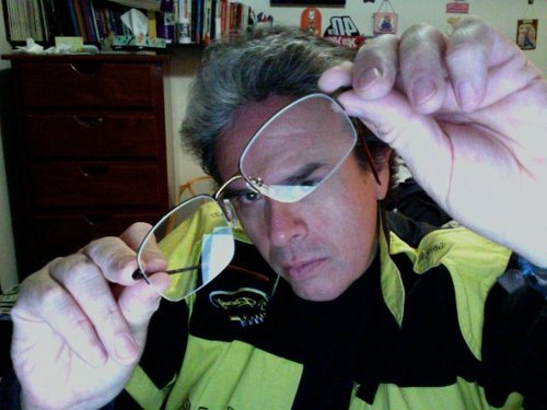 Mexicano de nacimiento, periodista, fotógrafo profesional, cantautor y apasionado de la música.