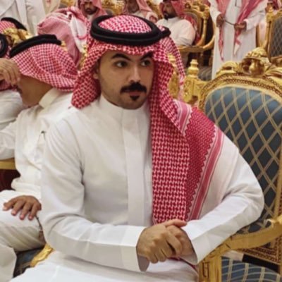 مثل بحيرة راكدة أعكس صوراً باسمة للمارة دون أن أرتبك أمدّهمْ بالسكينة وأنا في جوفي معارك!