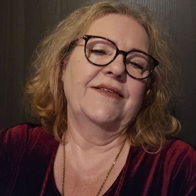 Moje życie to serial przygodowy,gdzie prawda miesza się z fikcją literacką. / jestem niepoprawną romantyczką / malarką /
