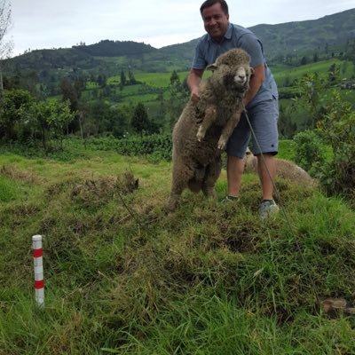 Ex soldado del ejército Ecuatoriano. Paracaidista. Preparador físico. Mgt en seguridad y salud ocupacional. Asesor y consultor de seguridad. PREVENCIONISTA