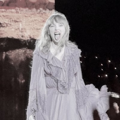 moaswiftieverse's profile picture. Deep blue but you painted me golden #FreePalestine 🇵🇸