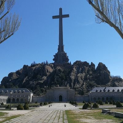 Fachosfera!!! ¡Por España!
y el que quiera defenderla,
honrado muera.
Y el traidor que la abandone,
no tenga quien le perdone,
ni en Tierra Santa cobijo,